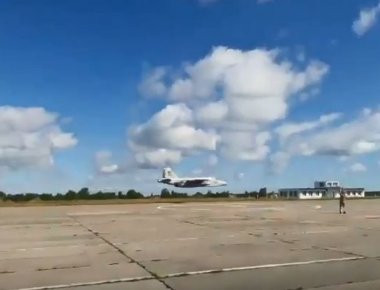 Su-25 σε low pass με ταχύτητα που «κόβει» την ανάσα!